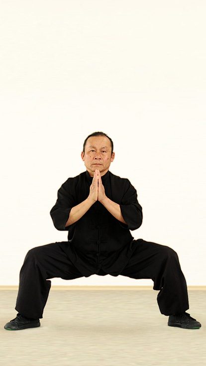 Kung-Fu-Gruß in der Kampfkunstschule Ajahn Lao